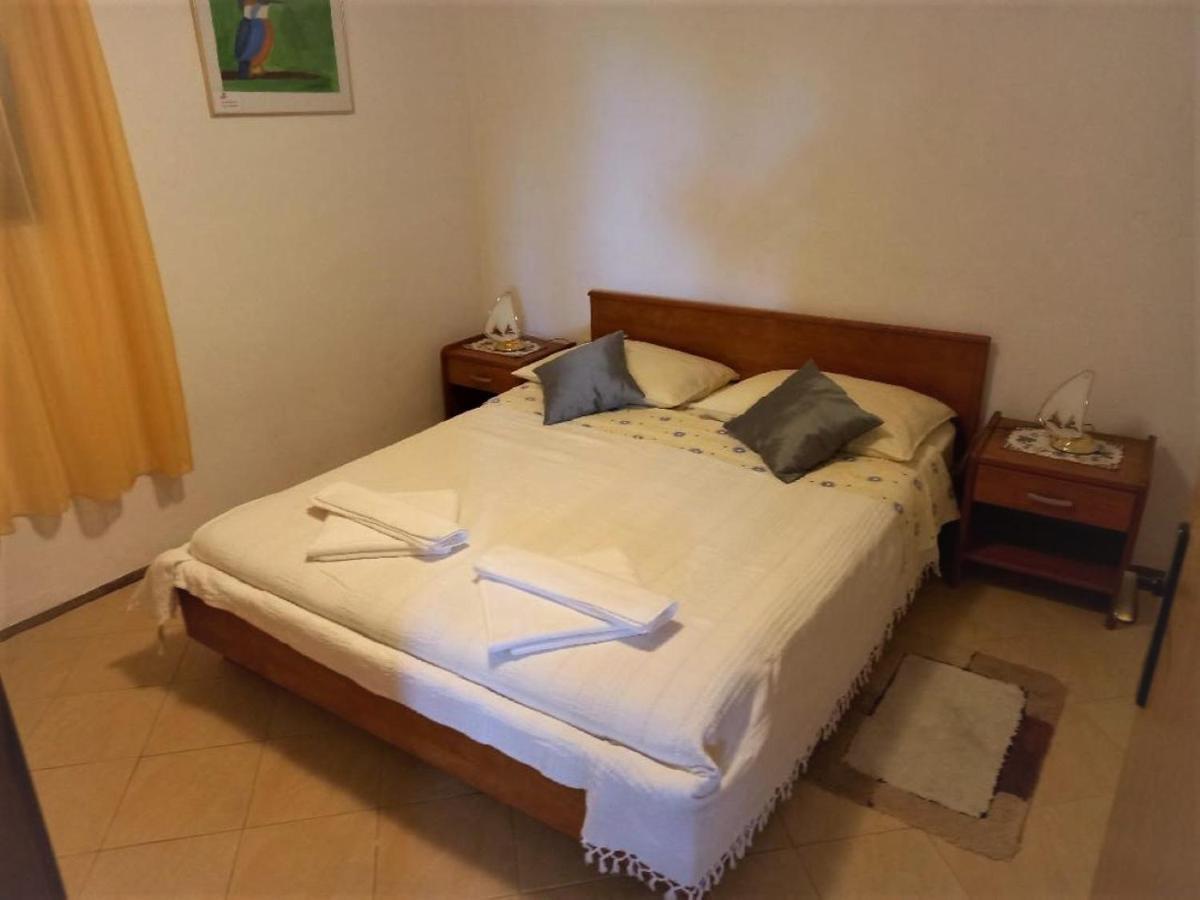 Apartmani Gracijela Karlobag Bagian luar foto