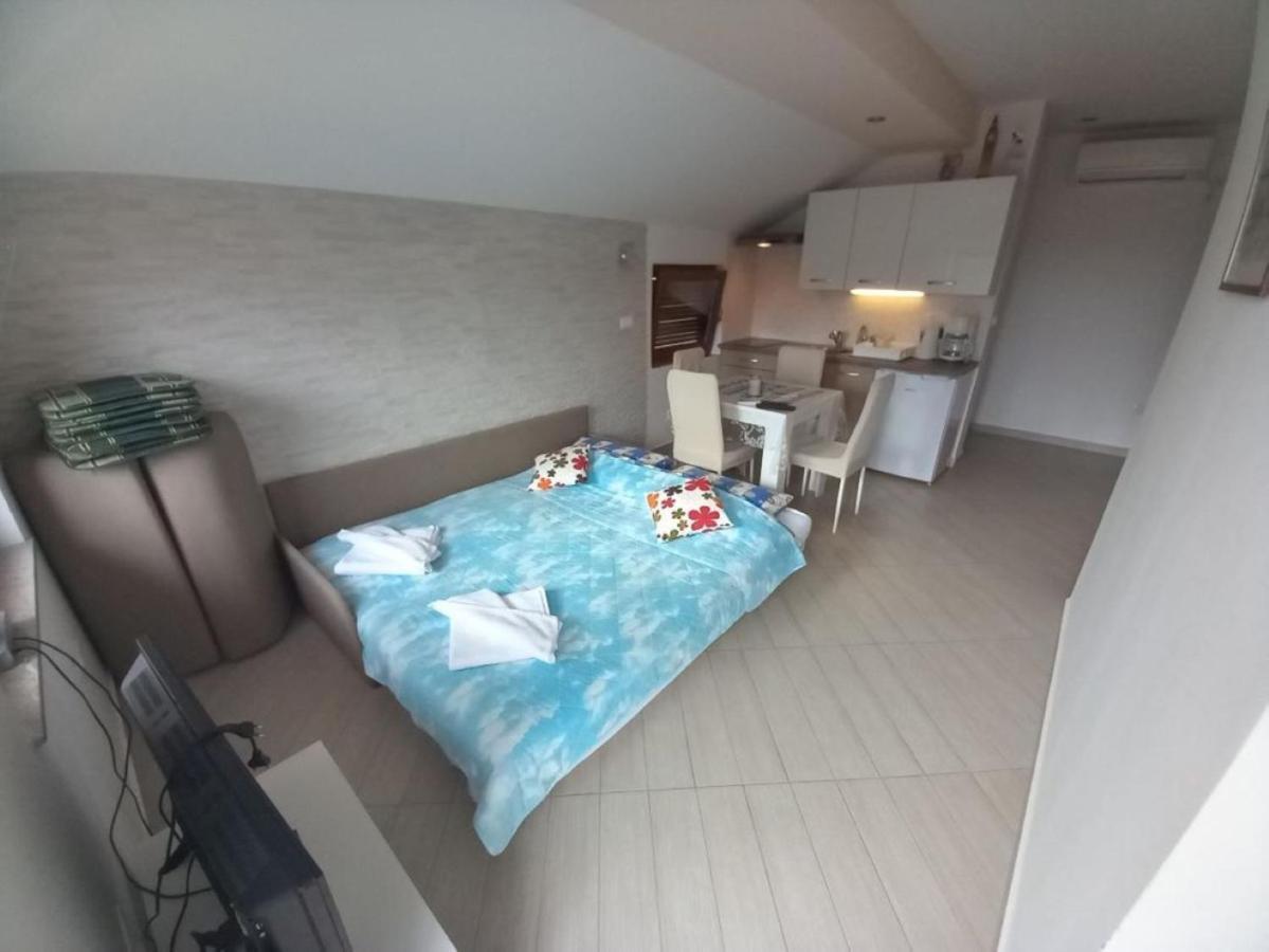 Apartmani Gracijela Karlobag Bagian luar foto
