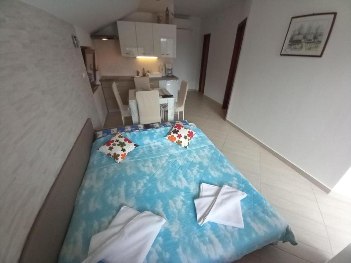 Apartmani Gracijela Karlobag Bagian luar foto