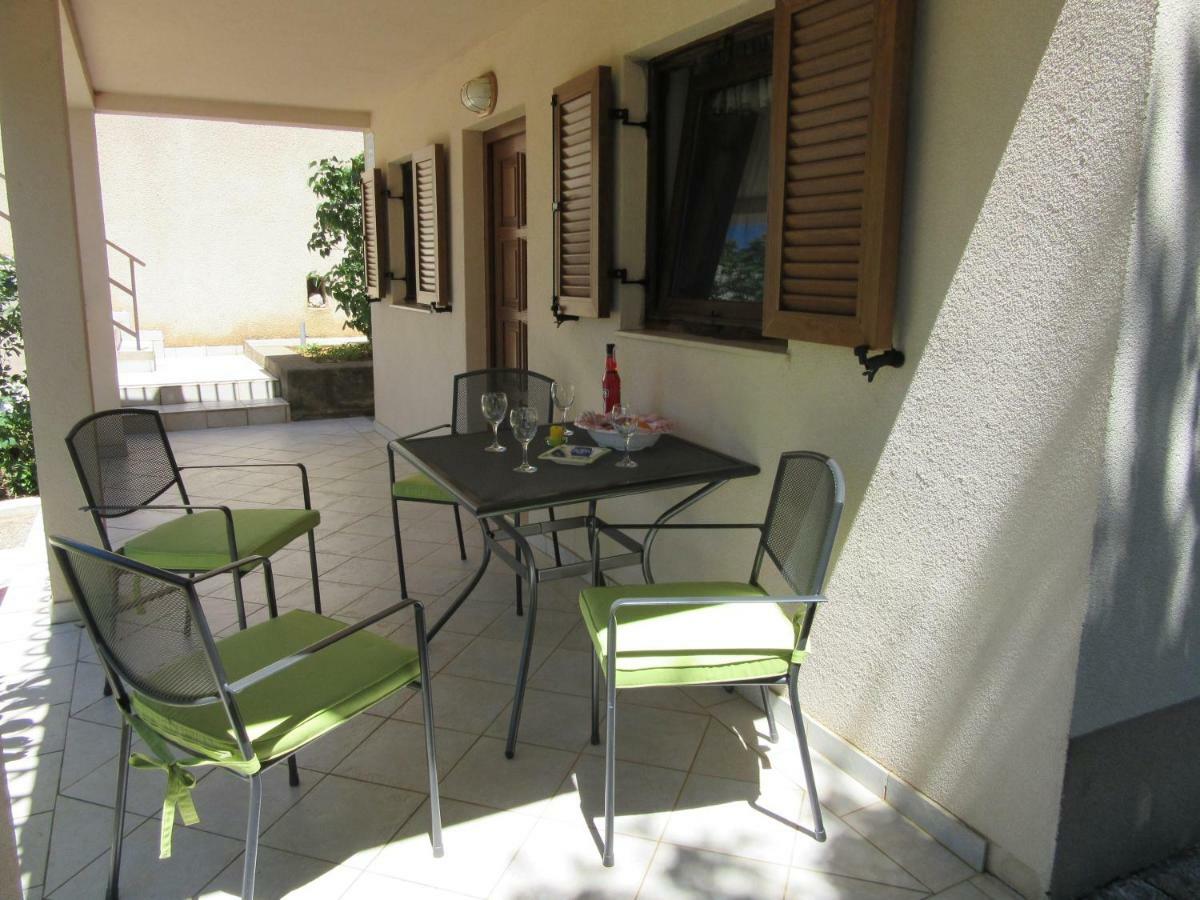 Apartmani Gracijela Karlobag Bagian luar foto
